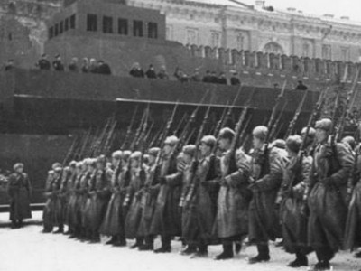 7 ноября  1941 года прошел легендарный парад на Красной Площади в Москве