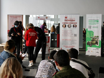 Лучшие юнармейцы Подмосковья  подняли Знамя Победы в VR