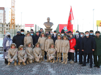 В Пензе открыли бюст первого командующего ВДВ Василия Глазунова