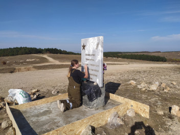 Волонтеры Движения восстанавливают памятники в Крыму