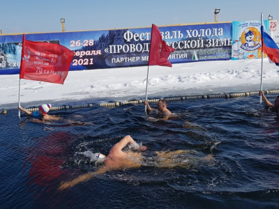 Рекорд с флагом Бессмертного полка России в руках