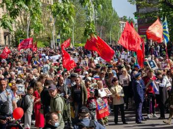 Бессмертный полк победным маршем прошел по городам востока Украины