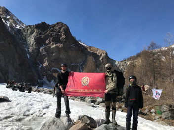 Восхождение на вершину Саян Мунку-Сардык в память о Великой Победе