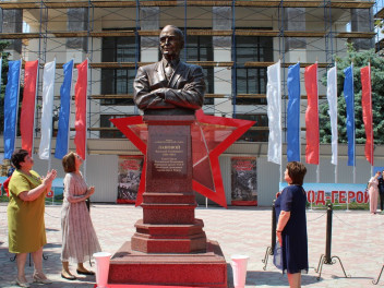 В Керчи и Севастополе открыли бюсты Василия Ланового
