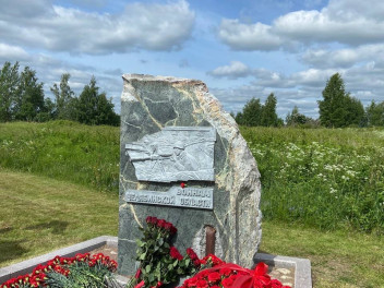 На Невском пятачке установили стелу «Воинам Челябинской области»