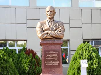 В Геленджике открыт бюст Василия Ланового