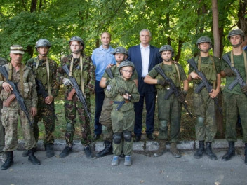 Сергей Аксёнов наградил молодых патриотов