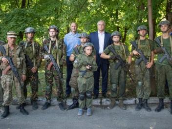 Сергей Аксёнов наградил молодых патриотов