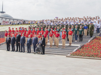В Москве был торжественно поднят Государственный флаг России