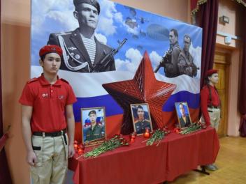 В Астраханской школе открыли Парту Героев России