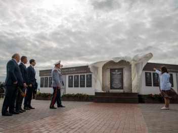 Героям и командирам соединений 70 армии