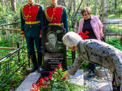 Памятник первому командиру авиаотряда открыт на Сахалине.