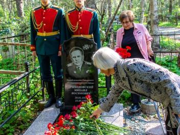 Памятник первому командиру авиаотряда открыт на Сахалине.