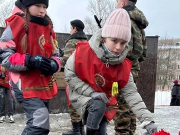 Подвиг ваш, ленинградцы, бессмертен!