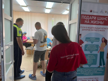 Активисты-доноры помогают