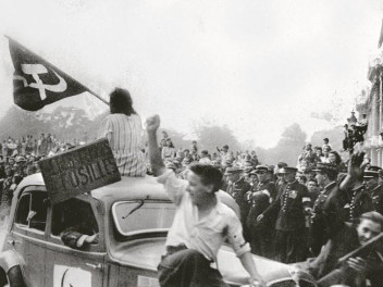 Наш флаг над Парижем