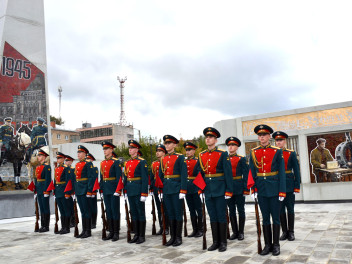 Здесь сталь характеров покрыта златом славы!