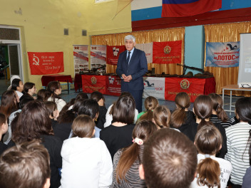 Урок мужества и патриотические выставки прошли в Приволжском районе