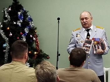Раненых бойцов поздравили с праздником
