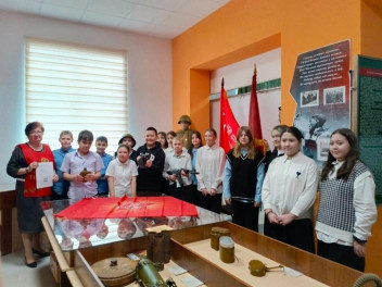 Школьники знакомятся с защитниками Родины