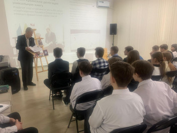 К Крымской весне книгу о защитниках полуострова передали школе