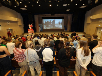 Урок мужества: дети знакомятся с подвигами защитников