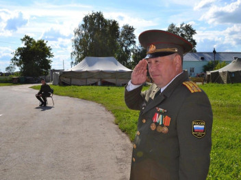 Хранил память о героях и ушел как герой