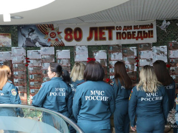 Сотрудники МЧС в Екатеринбурге поддержали формат Бессмертного полка