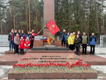 Однополчане из Астрахани и Екатеринбурга привели в порядок памятники Героям