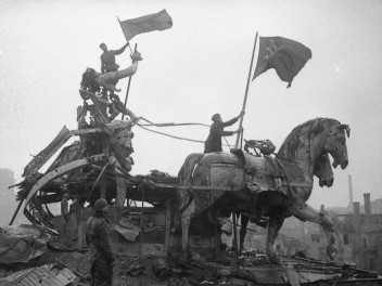 80 лет назад над Берлином водружено Знамя Победы!