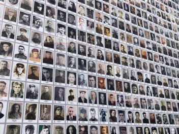 На Дворцовой площади появились портреты героев Бессмертного полка