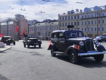 В Петербурге проходит исторический автопробег Бессмертного полка России