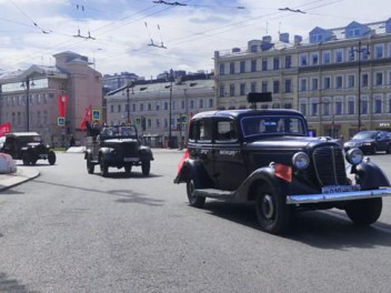 В Петербурге проходит исторический автопробег Бессмертного полка России