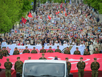 Плечом к плечу: мир встретил 80-ю годовщину Победы в едином строю