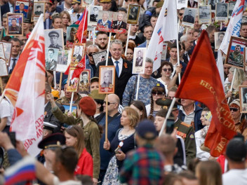 Миллионы россиян почтили память героев своей семьи в шествии Бессмертного полка