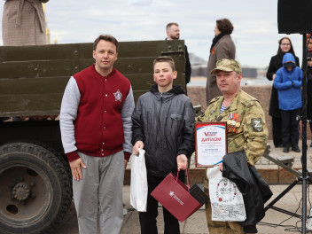 Праздник для тех, кто гордится современными защитниками Отечества, продолжается