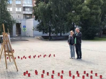 Память жива: мемориальная акция в честь героев-волонтеров прошла в Челябинске