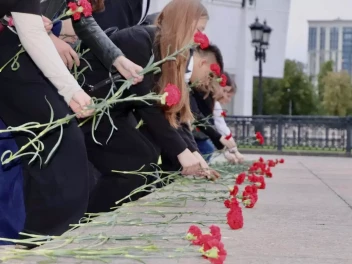 "И новой славою увенчана моя великая страна!"
