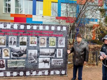 На открывшемся в Тюмени стенде - портреты героев, участвовавших в параде 1941 года