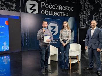 Правда как оружие: лектор «Бессмертного полка России» получил награду за патриотическое просвещение молодежи