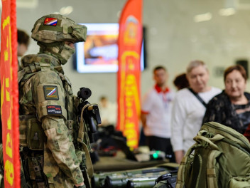 Оренбургские однополчане представили выставку на презентации фильма о связи поколений героев