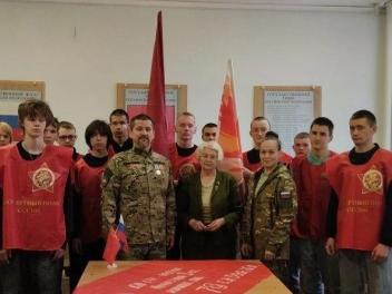 Омские активисты передали копию Знамени Победы на передовую