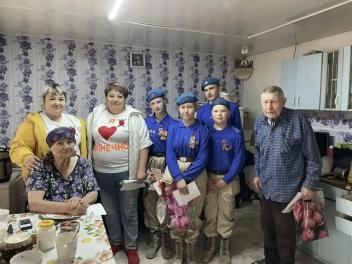 Однополчане из Хакасии дарят свои доброту и тепло ветеранам