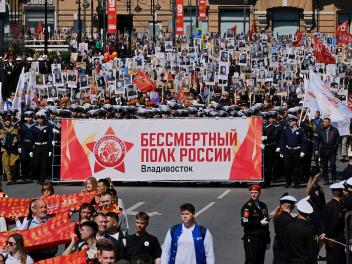 Приморский край: 80-метровая Георгиевская лента, школьные знамёна и море портретов