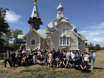 Добрые дела в Тинаках: астраханские активисты благоустроили территорию векового храма