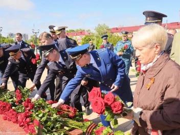 Вся страна чтит великий подвиг предков