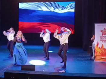Дню российского флага посвящается