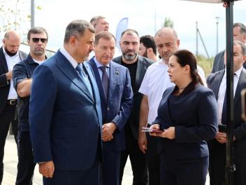 На форуме «Каспий» Наталья Шадрина представила главе Дагестана проекты Бессмертного полка России