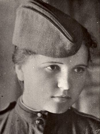 Попова Елена Ликарионовна