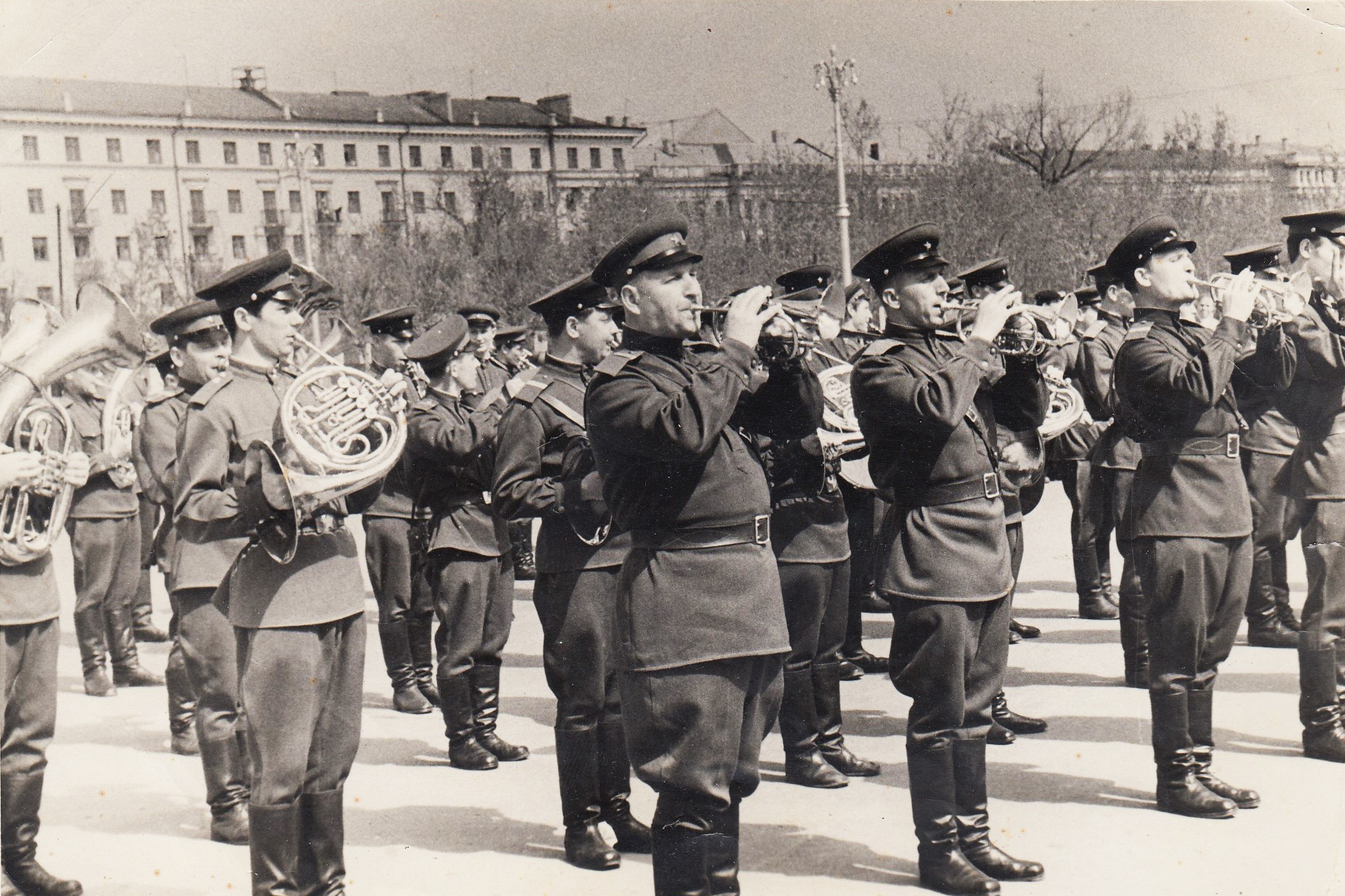 Первый слева второй слева. Воронежский добровольческий полк. Тульский Коммунистический добровольческий полк. Добровольческого коммунистического полка Воронеж. Добровольческий полк Десна.